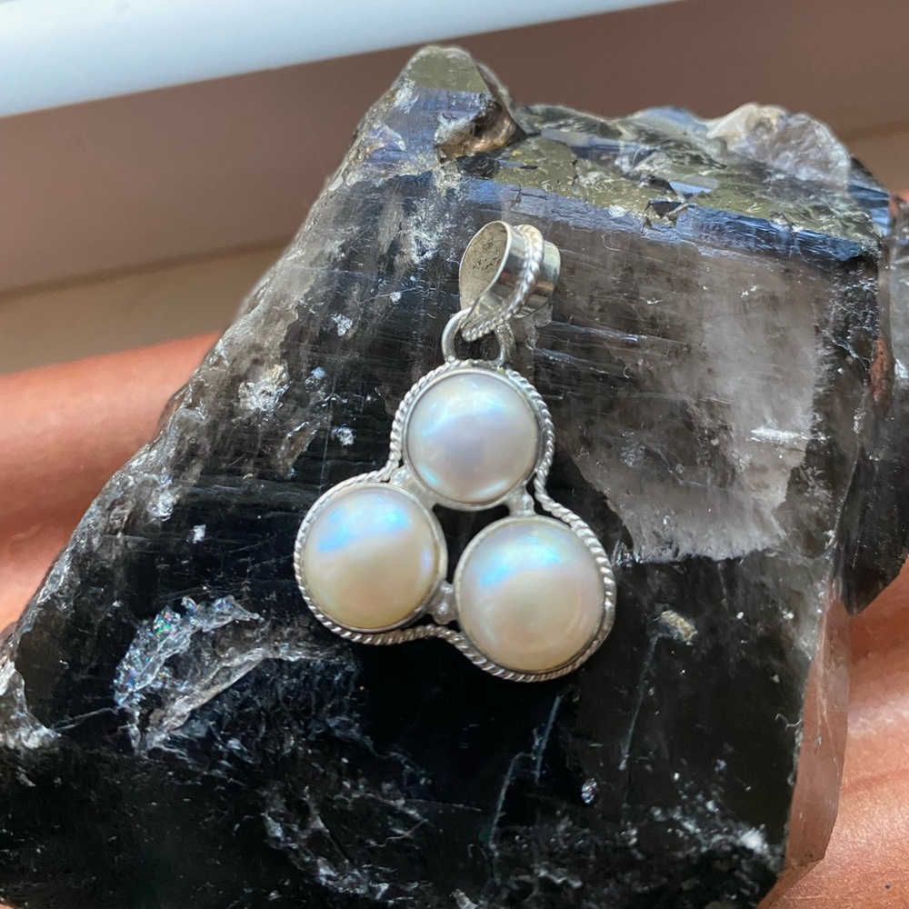 Pearl (3) Pendant with Rope Trim Sterling Silver 925 (1”x1”)